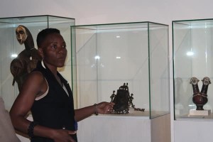 ‘Mvet Ya Aba’A’, esculturas, instrumentos y máscaras de la cultura africana ‘Fang’