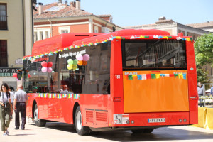 Autobús engalanado en la festividad de San Cristóbal