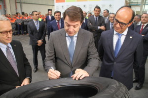 Fernández Mañueco firmando el neumático 300 millones