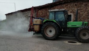 Desinfección de las calles de Castrillo de la Reina