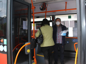 Reparto de mascarillas en los autobuses municipales
