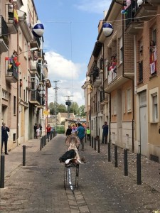 Vestidos de Domingo en la calle El Chopo, el confeti y los aplausos no han falta en esta Bajada casera.