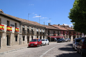 Calles vacías engalanadas con banderas