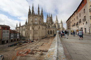 Primera visita guiada a las excavaciones de Las Llanas