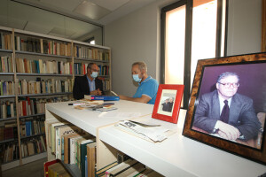 La foto de José Luis Abellán junto con los fondos donados