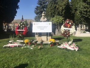 Placa en memoria de las víctimas del covid-19