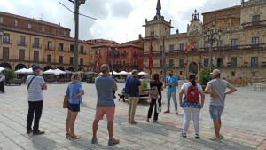 Turistas con su guía en León