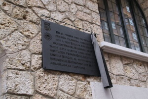 Placa dedicada a Eulalia Cáceres y Manuel Machado