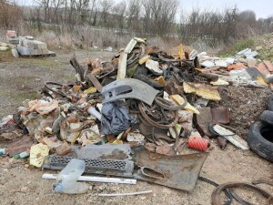 Restos y basura recogida en el monte