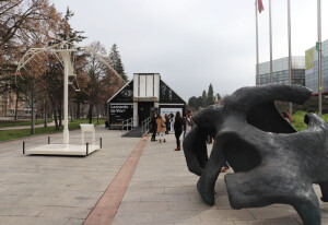 Exposición en el Paseo de la Sierra de Atapuerca