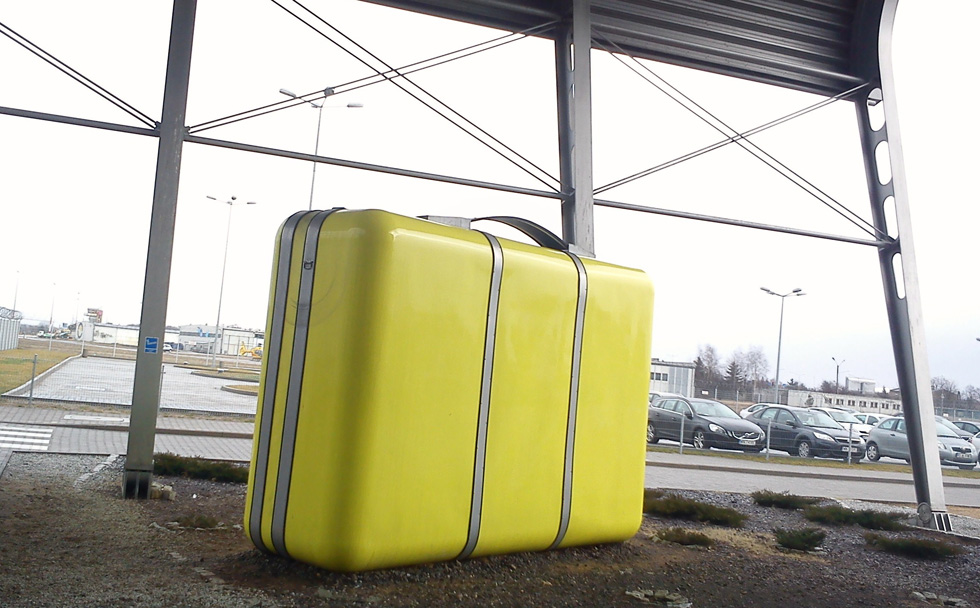 Suitcase._The_airport_in_Poznan