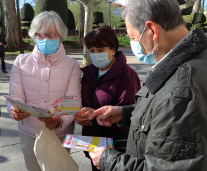 Participantes leyendo la guía del programa