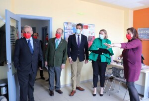 Isabel Blanco, Ángel Ibáñez y José Ignacio, en su visita a las instalaciones de Cruz Roja Burgos
