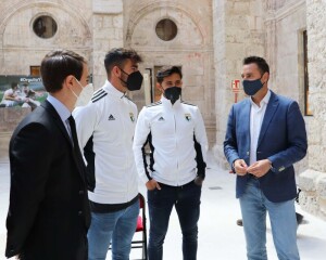 Izq a Der. Daniel de la Rosa, dos jugadores del Burgos C.F. y Franco Caselli