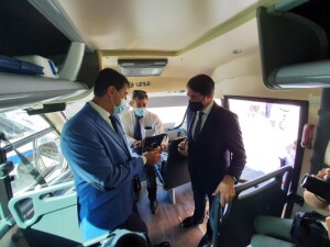Suarez Quiroñez y Ángel Ibáñez en uno de los autobuses del nuevo servicio 