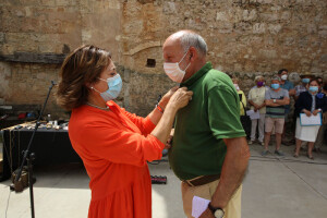 Raquel Contreras entregando el reconocimiento de la Cereza de Oro