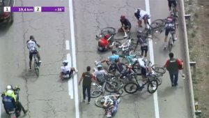 Accidente producido durante la primera etapa a la Vuelta a Burgos 2021
