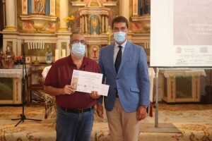 Ángel Ibáñez entregando un premio a Agustín García Aguado