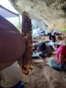 Lámina de cuarzo recuperada en los niveles del Paleolítico superior del abrigo de la Malia en la campaña 2021. Antonio Rodríguez Hidalgo