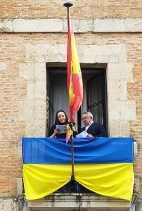 Olesia leyendo el manifiesto con el alcalde, Fernando Delgado