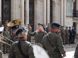 Celebración del tradicional izado de la Bandera en la plaza de Alonso Martínez