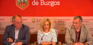 Blanca Carpintero, Leví Moreno y Adolfo Díaz anuncian la nueva ubicación de las barracas en rueda de prensa.