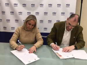 Maribel Sancho y Miguel Ángel Benavente en el momento de la firma