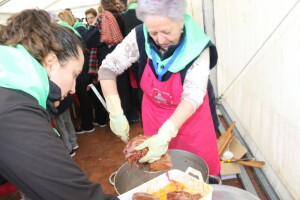 Preparando la cecina para su reparto