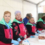 Las voluntarias que elaboran la cecina