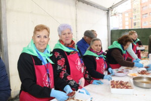 Las voluntarias que elaboran la cecina