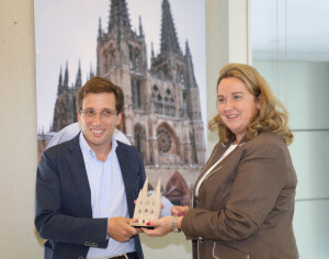 Cristina Ayala entrega una imagen de la catedral a Almeida